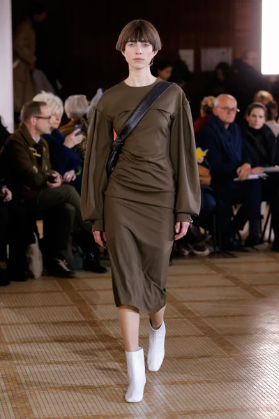 Look 16